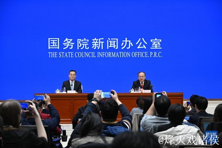 两会现场速递丨政府工作报告起草组负责人解读报告新部署